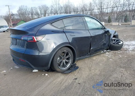 2024 Tesla Model Y Long Range Dual Motor All-Wheel Drive/Rwd z USA, uszkodzony, nr VIN 7SAYGDEDXRF108516